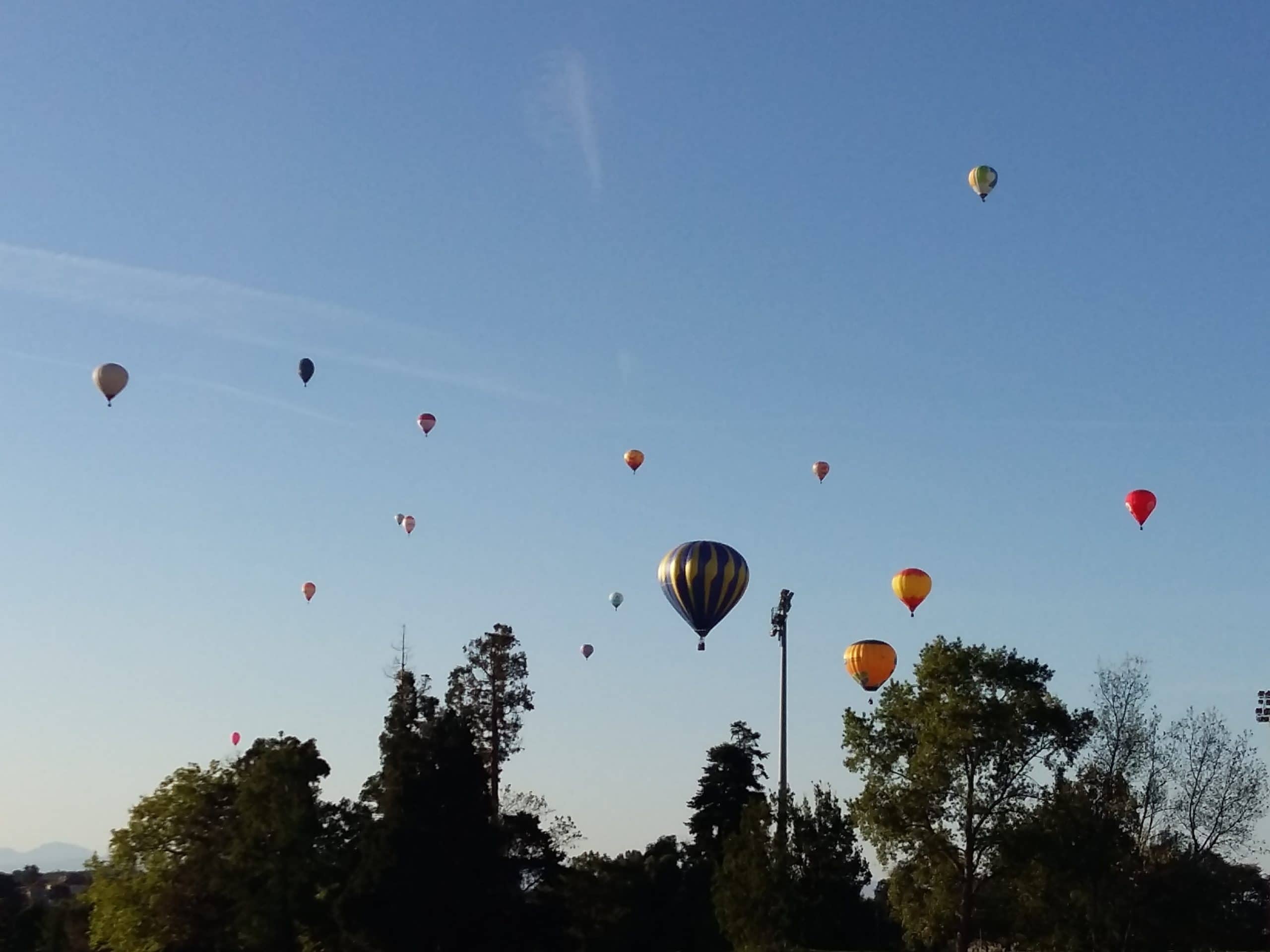 Vol groupé de montgolfières dans le ciel d'Annonay (07)