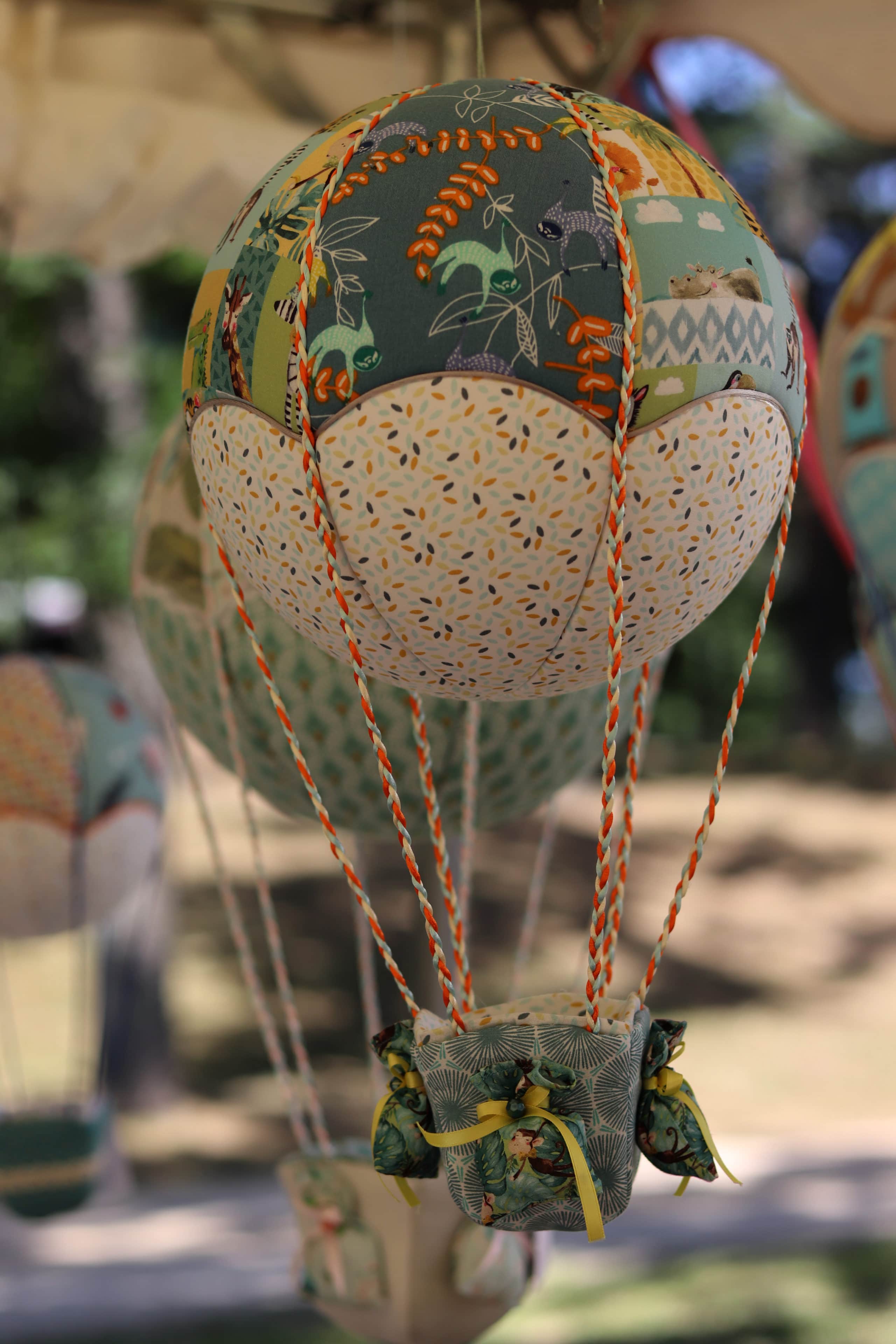 Montgolfière de décoration en tissus incrustés, imprimés singes stylisés. Atelier créatif à Villefranque (64)