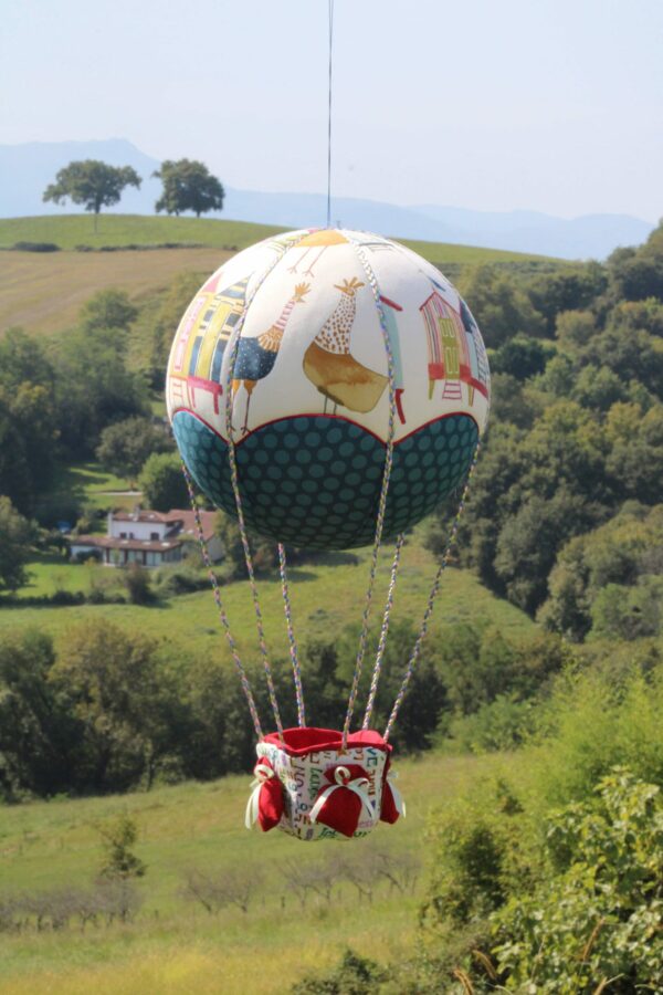 Montgolfière de décoration en tissu imprimés Poules et Cabanes. Atelier à Villefranque (64)