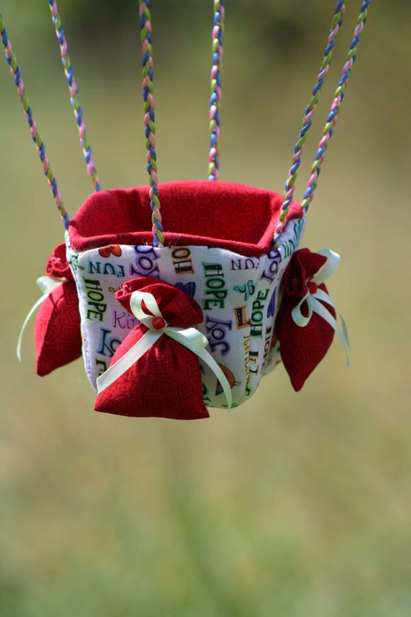 Nacelle en tissu pour une montgolfière de décoration - Thème Poules et Cabanes. Atelier à Villefranque (64)