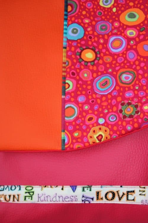 simili cuir rose et orange, tissu imprimé bulles multicolores pour un petit sac à bandoulière pratique. Atelier à Villefranque (64)