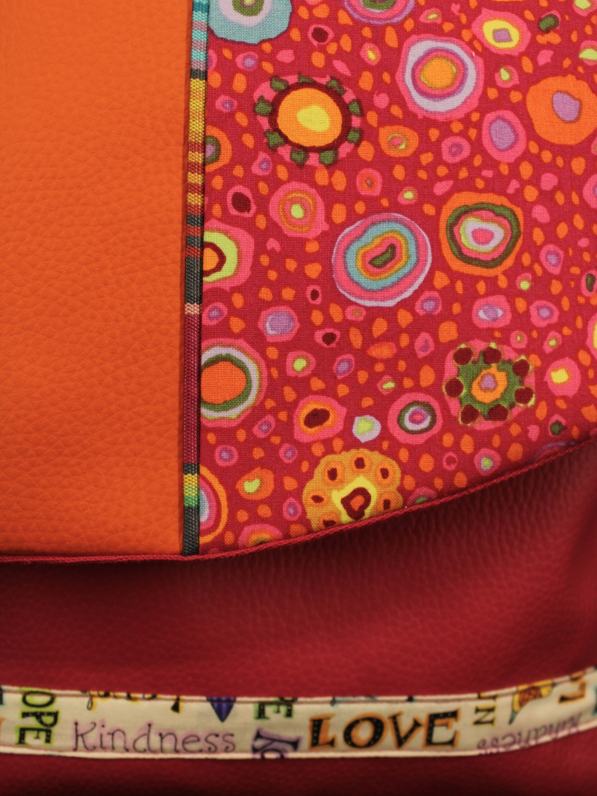 Tissus simili cuir rose et orange, tissu imprimé bulles multicolores pour la fabrication d'un petit sac à bandoulière. Atelier à Villefranque(64)