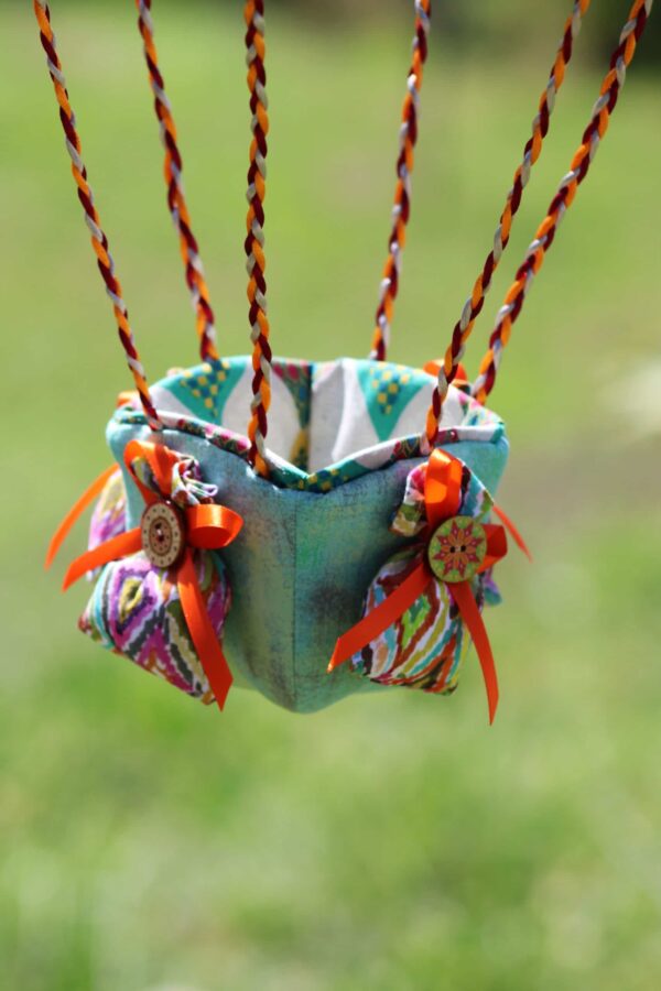 Panier en tissu avec ses petits sacs lest, pour une montgolfière de décoration. Atelier à Villefranque (64)