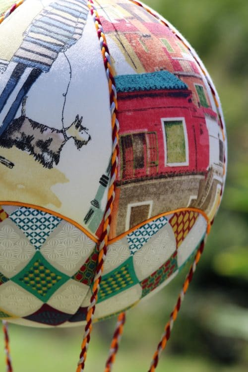 Tissus imprimés maisons et promeneurs pour une montgolfière de décoration. Atelier à Villefranque (64)