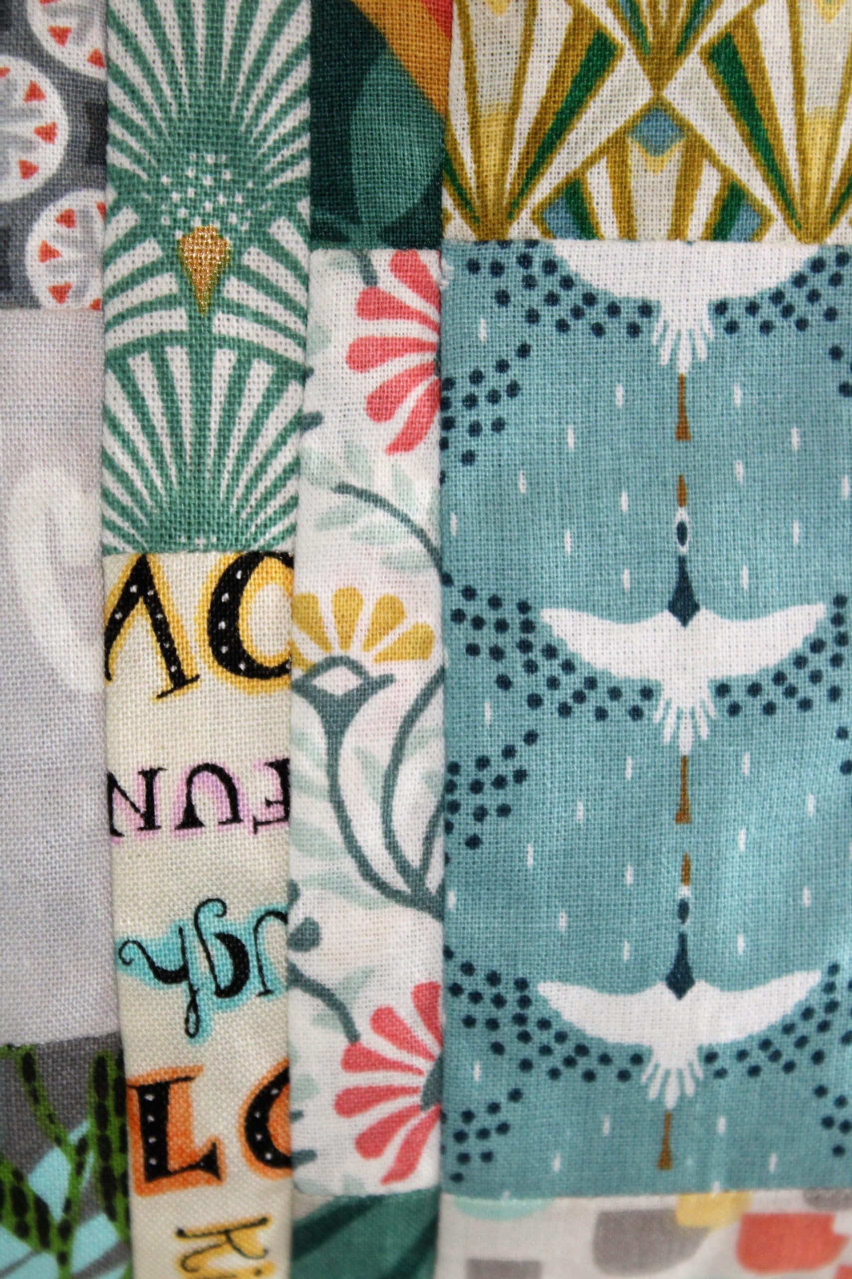 Assemblage de tissu avec Cigognes, pour une pochette zippée, doublée et molletonnée. Atelier à Villefranque (64)