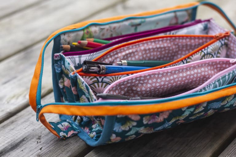 Trousse multipochette d'artiste, tissus imprimés et assortis. Atelier à Villefranque (64)