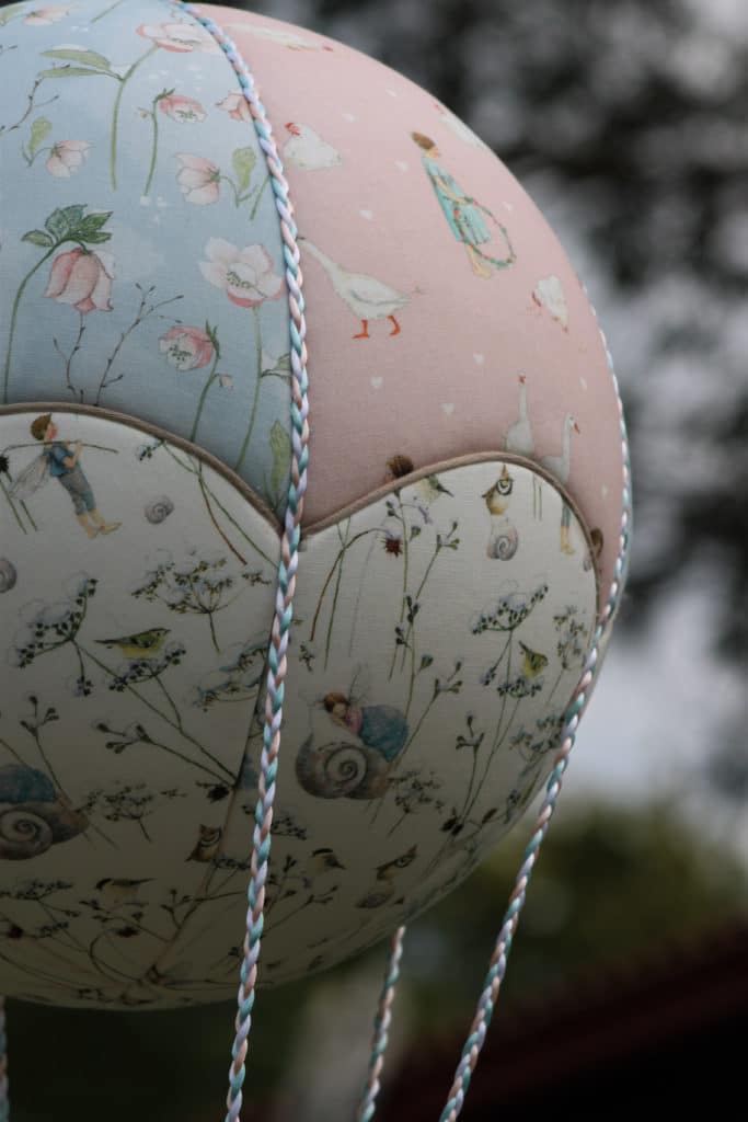 Tissus poétiques et très doux pour une montgolfière de décoration. Idéale dans une chambre d'enfant. Atelier à Villefranque (64)