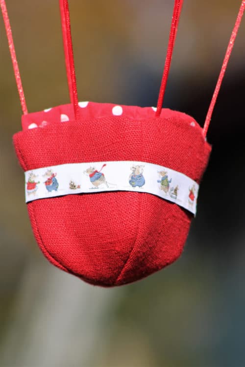 Panier en tissu rouge pour une montgolfière de décoration sur le thème de Noël. Atelier à Villefranque (64)
