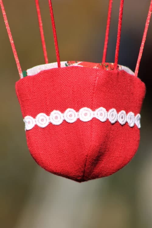 Panier en tissu rouge pour une montgolfière de décoration sur le thème de Noël. Atelier à Villefranque (64)