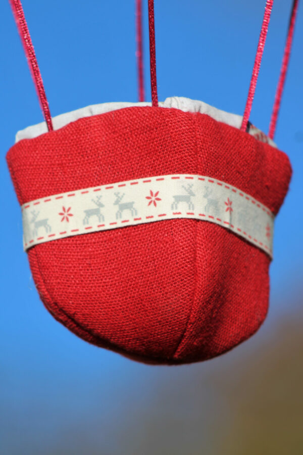 Panier en tissu rouge pour une montgolfière de Noël. Atelier à Villefranque (64)