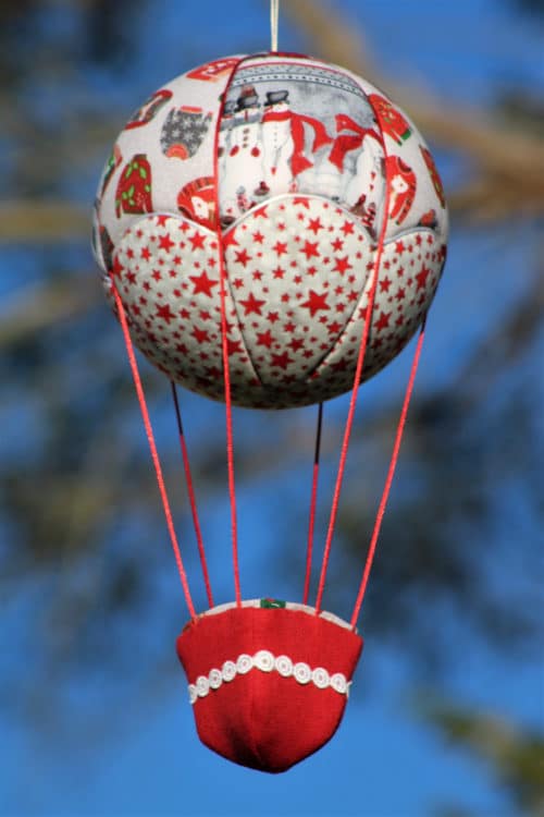 Montgolfière de décoration Bonhomme de neige , sur le thème de Noël. Travail d'incrustation de tissu sur une boule de polystyrène. Atelier à Villefranque (64)