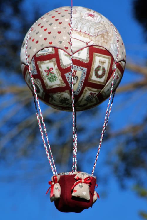 Montgolfière de décoratioNeige et coeurs , sur le thème de Noël. travail d'incrustation de tissus sur une boule de polystyrène. Atelier à Villefranque (64)