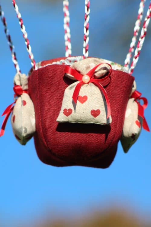 Panier en tissu agrémenté de petits sacs "lest" pour une montgolfière de décoration sur le thème de Noël. Atelier à Villefranque (64)