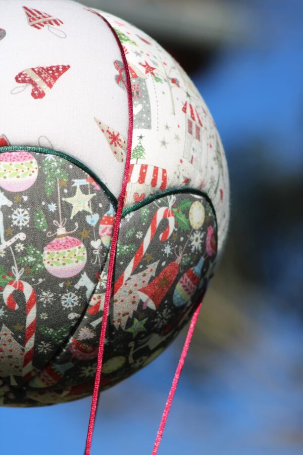 Tissus imprimés noël pour une montgolfière de décoration originale. Atelier à Villefranque (64)