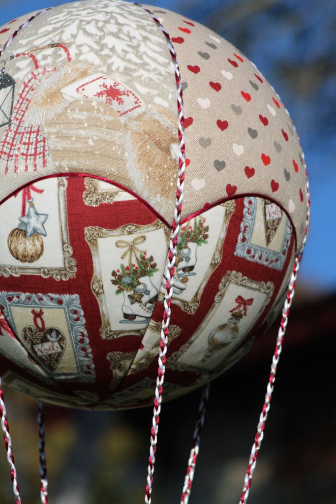 Tissus sur le thème de Noël pour une jolie montgolfière de décoration originale.Atelier à Villefranque (64)