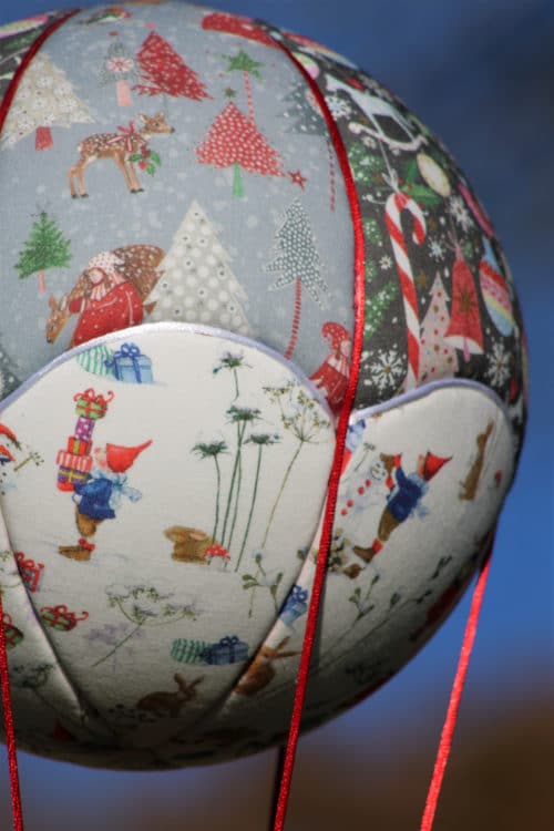 Tissus imprimés sur le thème de Noël pour une montgolfière Au pays des lutins. Atelier à Villefranque (64)