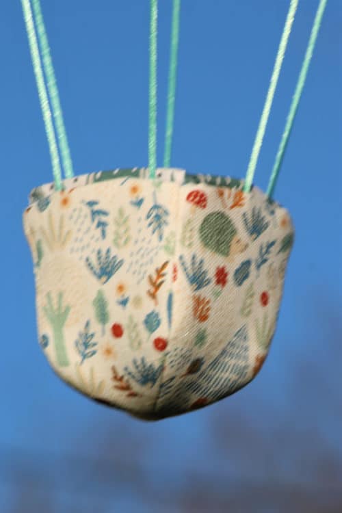 Panier en tissu imprimé animaux de la forêt pour une jolie montgolfière de décoration. Cadeau de naissance idéal. Atelier à Villefranque (64)
