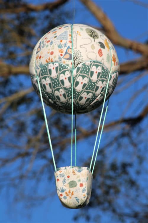 Montgolfière de décoration En forêt, pour un cadeau de naissance idéal. Travail d'incrustation de tissus sur une boule de polystyrène. Atelier à Villefranque (64)