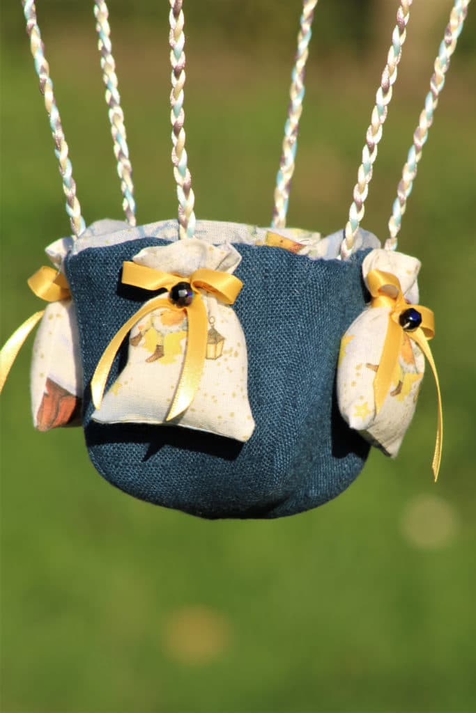 Panier en tissu lin orné de petits sacs "lest", pour une montgolfière de décoration . Atelier à Villefranque (64)