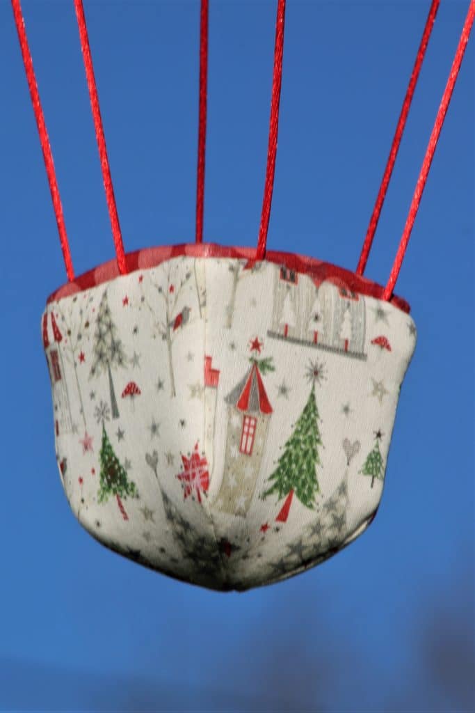 Panier en tissu imprimé maisons et sapins pour une jolie montgolfière de Noël. Atelier à Villefranque (64)