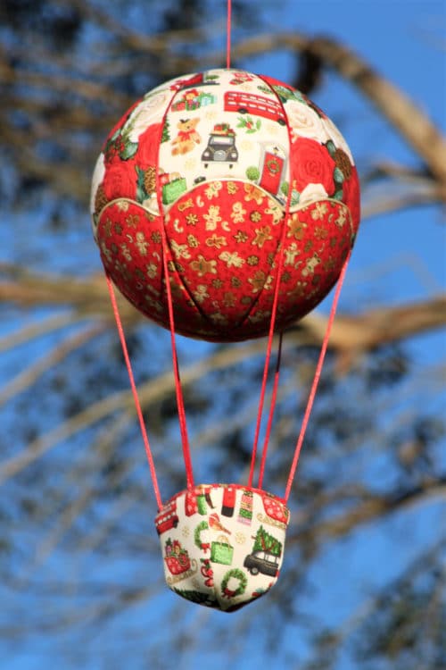 Montgolfière de décoration Noël à Londres, sur le thème des fêtes de fin d'année. Travail d'incrustation de tissu sur une boule de polystyrène. Atelier à Villefranque (64)