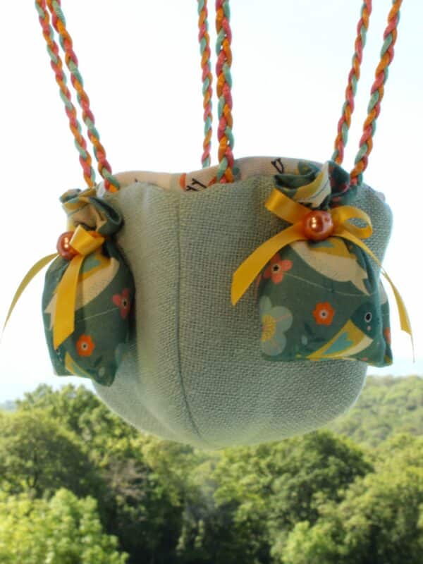 Panier en tissu lin muni de sacs "lest" pour une jolie montgolfière de décoration. Atelier à Villefranque (64)