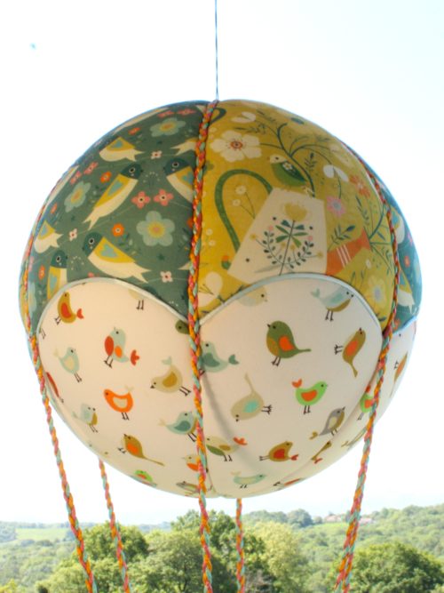 Tissus imprimés oiseaux pour une jolie montgolfière de décoration. Atelier à Villefranque (64)