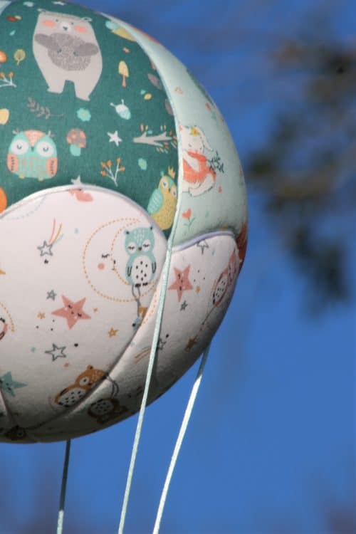 Tissus imprimés animaux, pour une jolie montgolfière de décoration, idéale dans une chambre d'enfant. Atelier créatrice à Villegfranque (64)