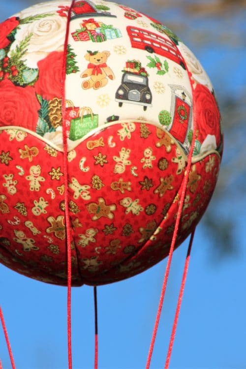 Tissus imprimés noël anglais, pour une jolie montgolfière de décoration. Atelier à Villefranque (64)