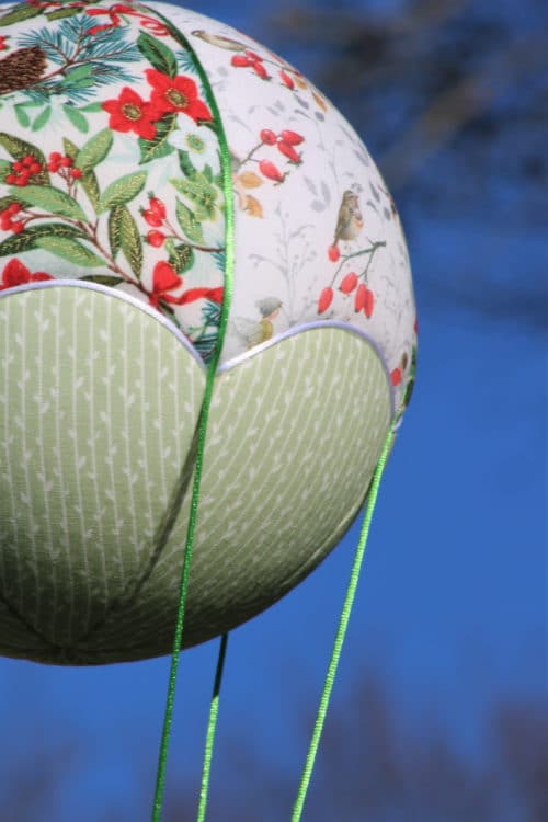 Tissus imprimés sur le thème de Noël pour une jolie montgolfière de décoration spéciale Fêtes. Atelier à Villefranque (64)