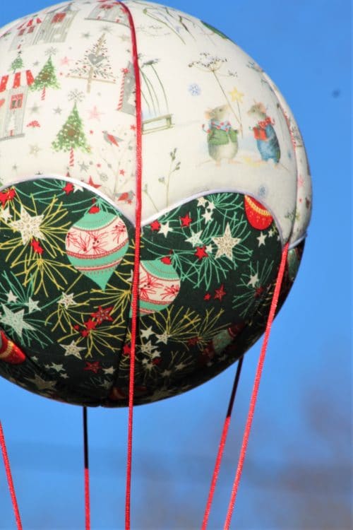 Tissus imprimé souris dans la neige pour une jolie montgolfière de Noël. Atelier à Villefranque (64)