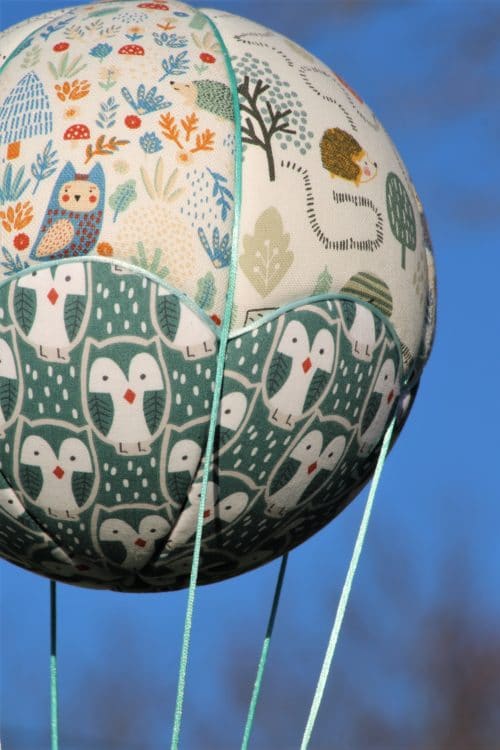 Tissus imprimés chouettes et autres animaux de la forêt pour une jloie montgolfière de décoration.Cadeau de naissance original. Atelier à Villefranque (64)