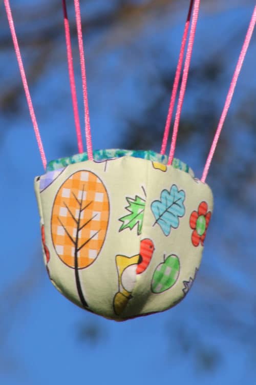 Panier en tissu imprimé acidulé pour une montgolfière de décoration. idéale dans une chambre d'enfant. Atelier à Villefranque (64)