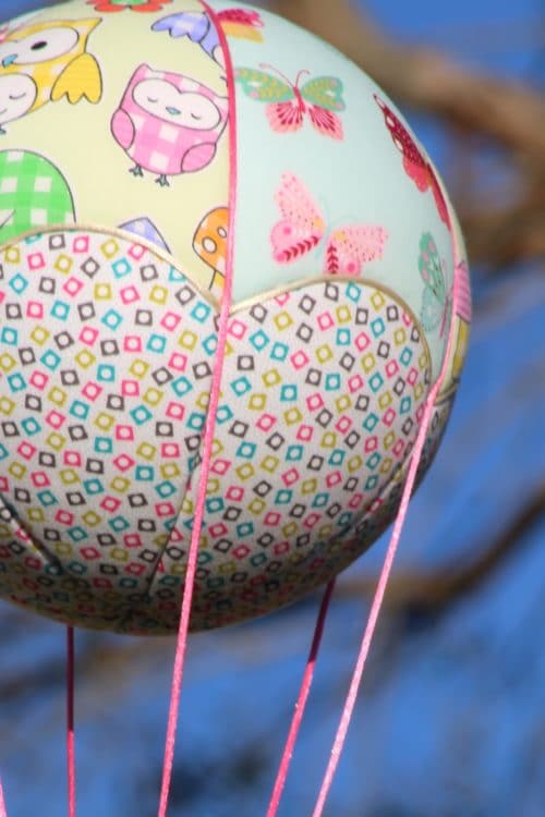 Tissus imprimés chouettes et papillons, pour une jolie montgolfière de décoration. Cadeau de naissance idéal. Atelier à Villefranque (64)