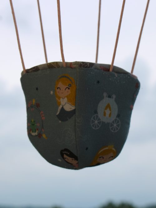 Panier en tissu imprimé princesse et carosse, pour une montgolfière de décoration. Idéale dans une chambre d'enfant. Atelier à Villefranque (64)
