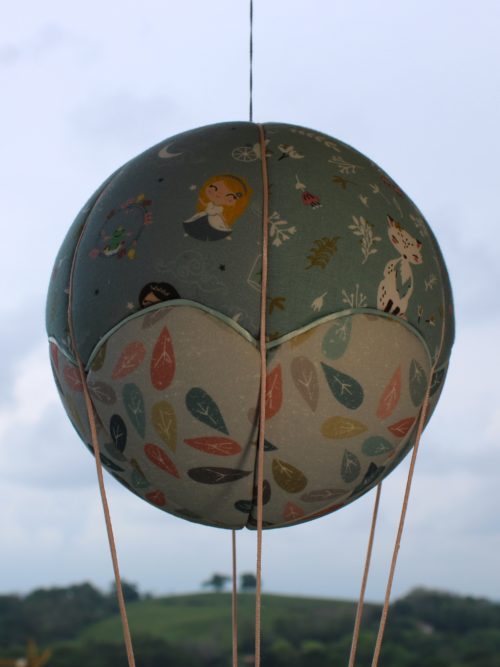 Tissus imprimés contes de fée pour une montgolfière de décoration. Cadeau de naissance idéal. Atelier à Villefranque (64)