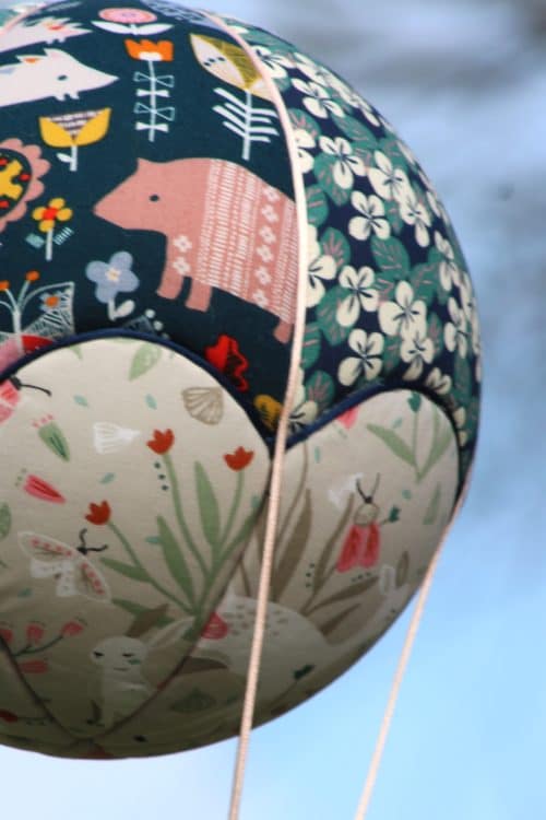 Tissus imprimés animaux stylisés, pour une jloie montgolfière de décoration.Cadeau de naissance original. Atelier à Villefranque (64)