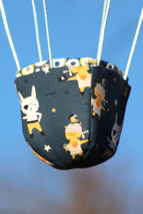 Panier en tissu imprimés marins, pour une jolie montgolfière de décoration. Cadeau de naissance idéal. Atelier à Villefranque (64)