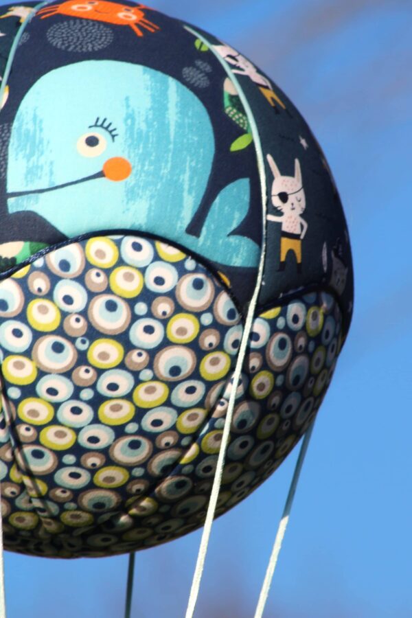 Tissus imprimés sur le thème de la mer, pour une jloie montgolfière de décoration.Cadeau de naissance original. Atelier à Villefranque (64)