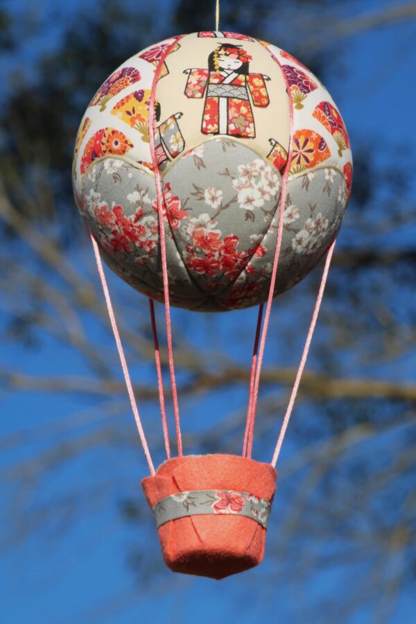 Petite montgolfière de décoration , en tissu sur le thème du japon. Travail d'incrustation sur une boule de polystyrène. Diamètre 15 cm . Atelier à Villefranque (64)