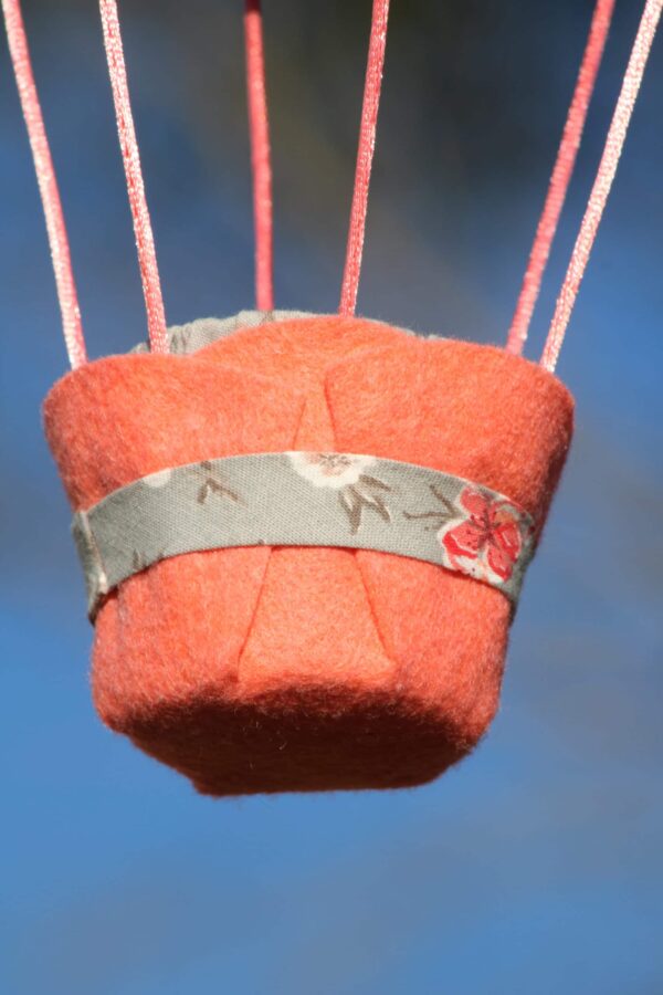 Panier en feutrine pour une petite montgolfière de décoration. Atelier à Villefranque (64)
