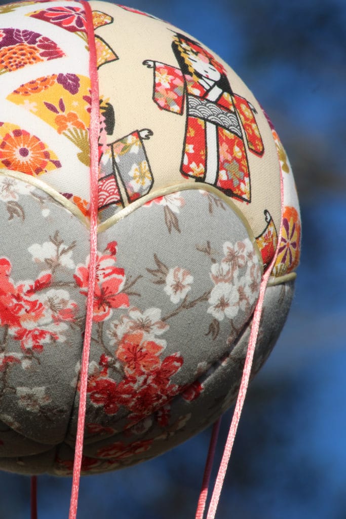 Tissus imprimés kimono et éventails pour une petite montgolfière de décoration. Idéale dans une chambre d'enfant. Atelier à Villefranque (64)
