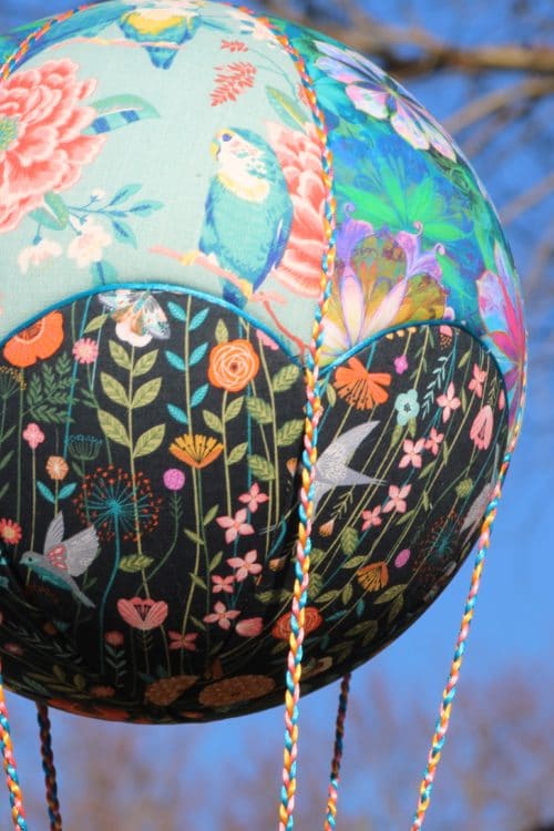 Tissus imprimés fleurs et oiseaux pour une montgolfière de décoration aux tonalités vives. Atelier à Villefranque (64)