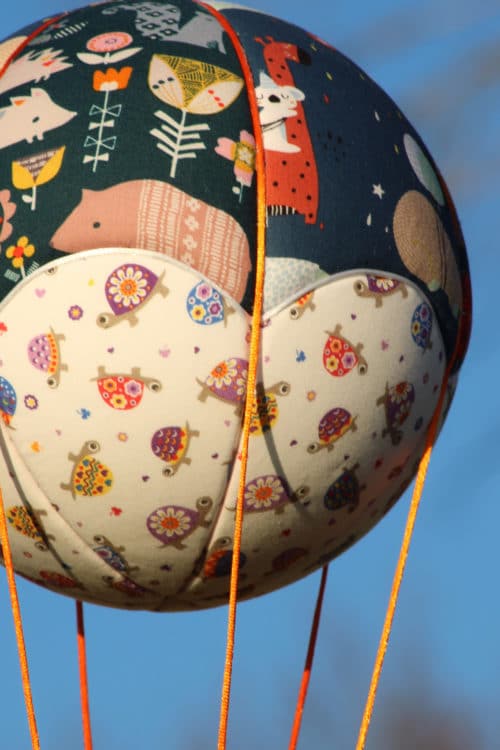 Tissus imprimés animaux , pour une jloie montgolfière de décoration.Cadeau de naissance original. Atelier à Villefranque (64)