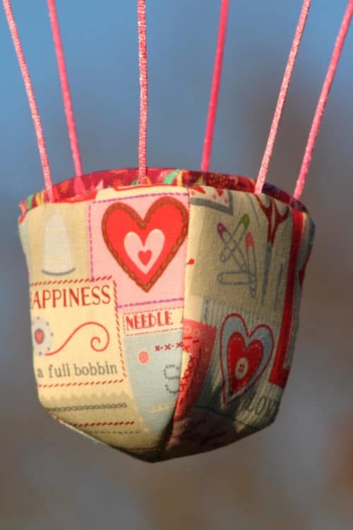 Panier en tissu imprimé couture, pour une jolie montgolfière de décoration. Idéale dans une chambre d'enfant. Atelier à Villefranque (64)
