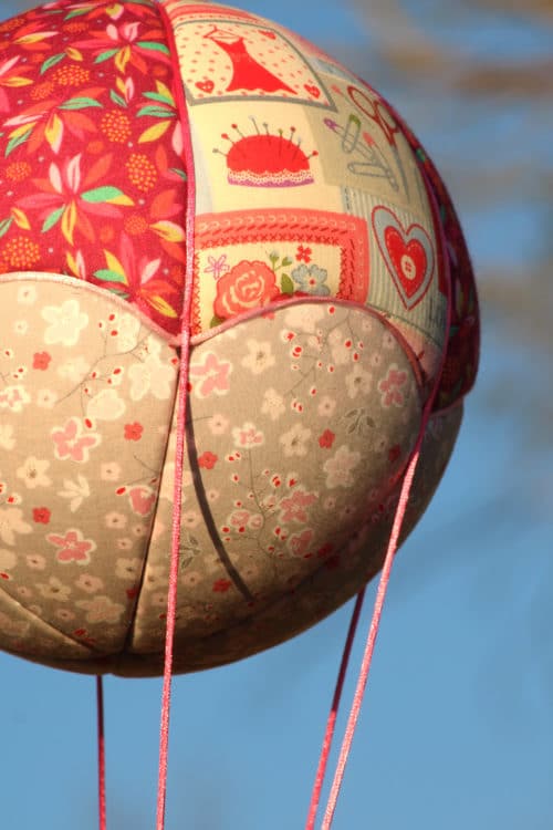 Tissus imprimés sur le thème de la couture, pour une jolie montgolfière de décoration. Cadeau de naissance original. Atelier à Villefranque (64)