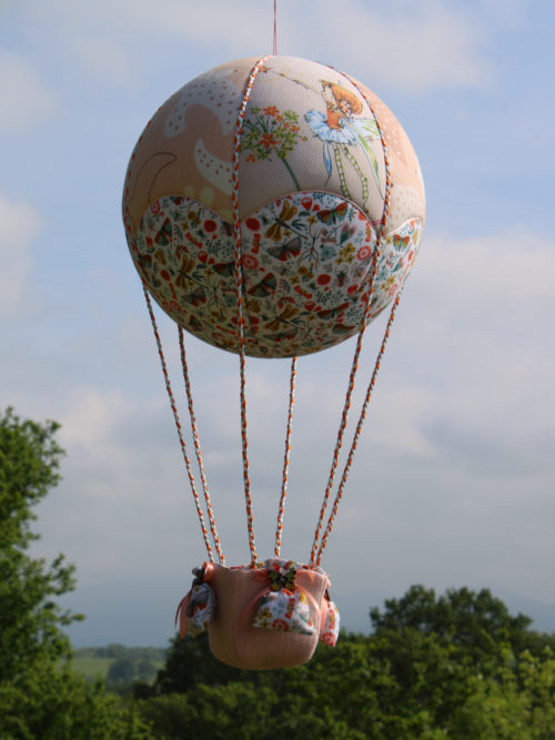 Montgolfière de décoration Fée et Papillons , en tissus incrustés sur une boule de polystyrène. Idéale dans une chambre d'enfant , elle fera un joli cadeau de naissance ! Atelier à Villefranque (64)