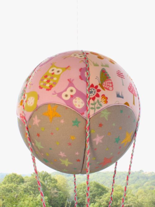 Tissus imprimés Chouettes et oiseaux, pour une jolie montgolfière "déco". Atelier à Villefranque (64)