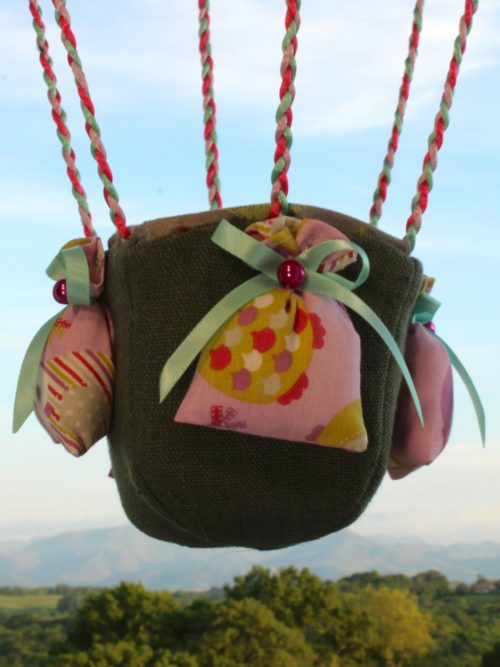 Panier en tissu lin molletonné, muni de petits sacs "lest" pour une jolie montgolfière "déco". Atelier à Villefranque (64)
