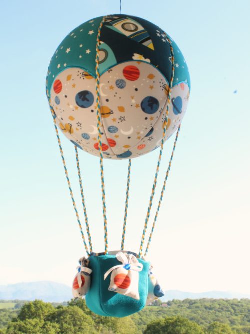 Montgolfière Espace pour une jolie décoration originale. Travail d'incrustation de tissus sur une boule de polystyrène. Atelier à Villefranque (64)